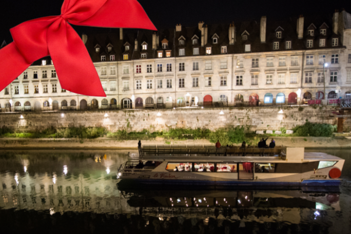 a boat that is lit up at night