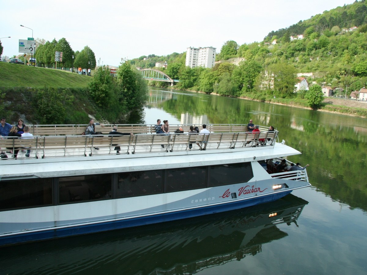 a small boat in a body of water