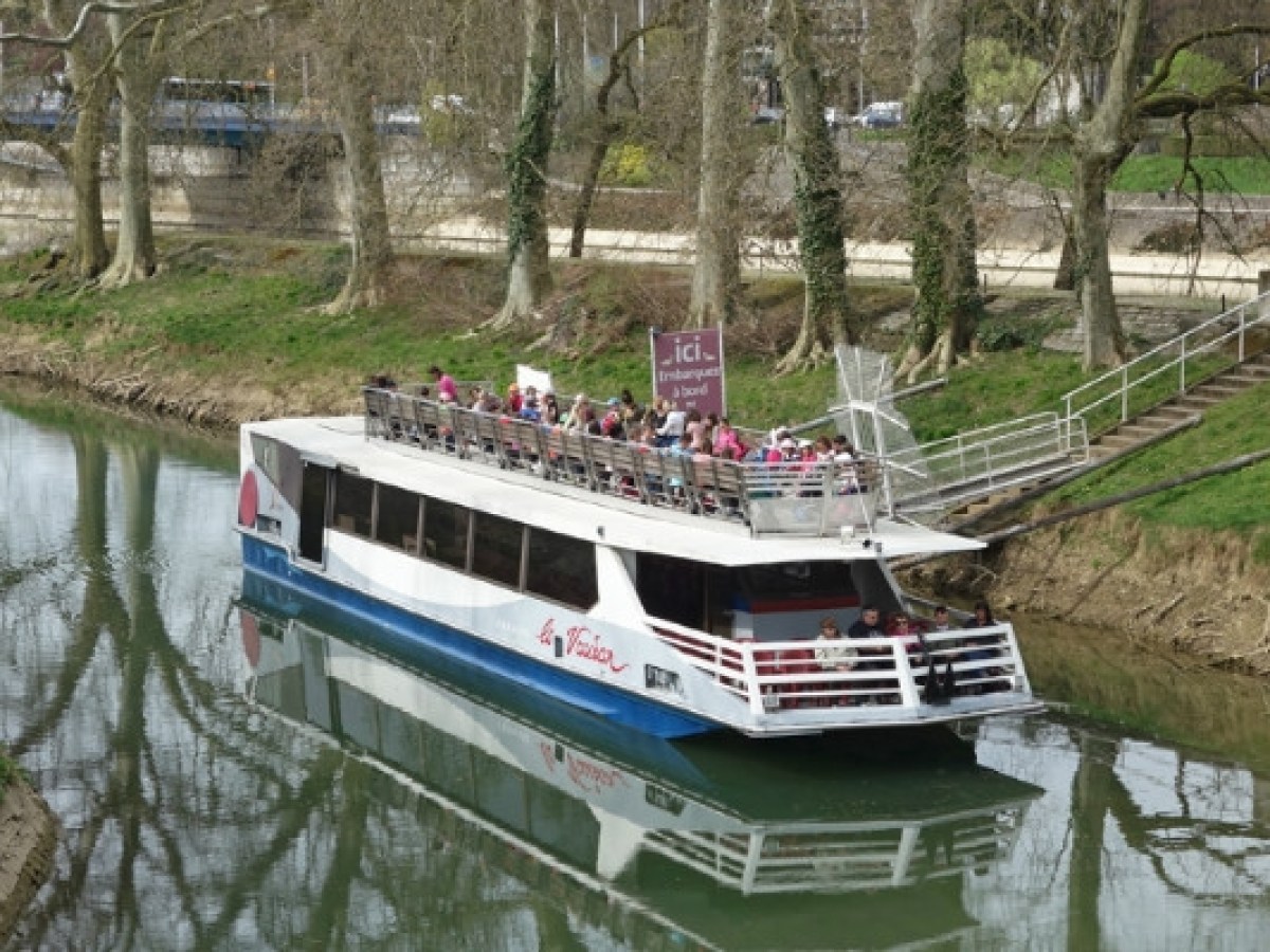 a small boat in a body of water